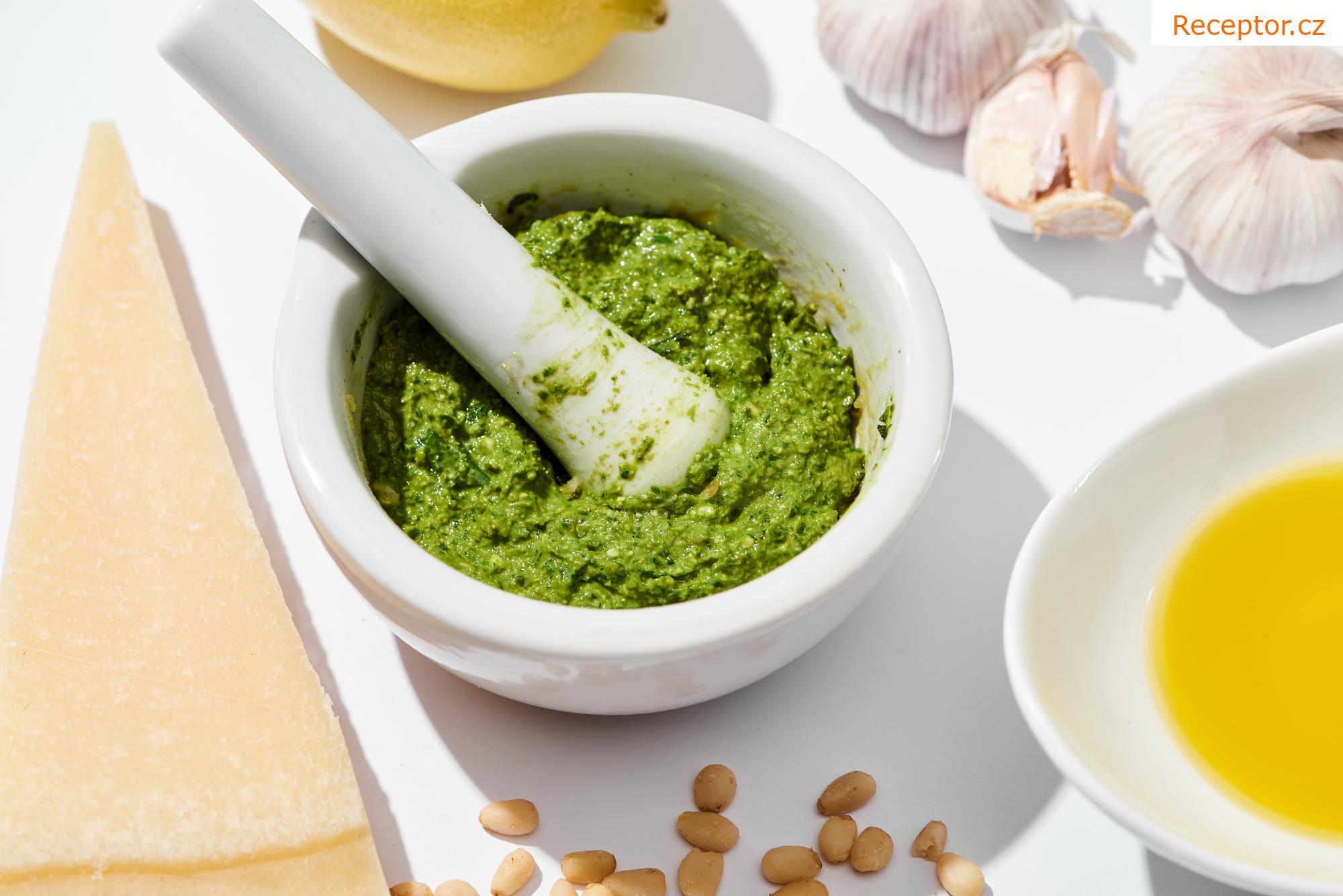 Česnekové pesto