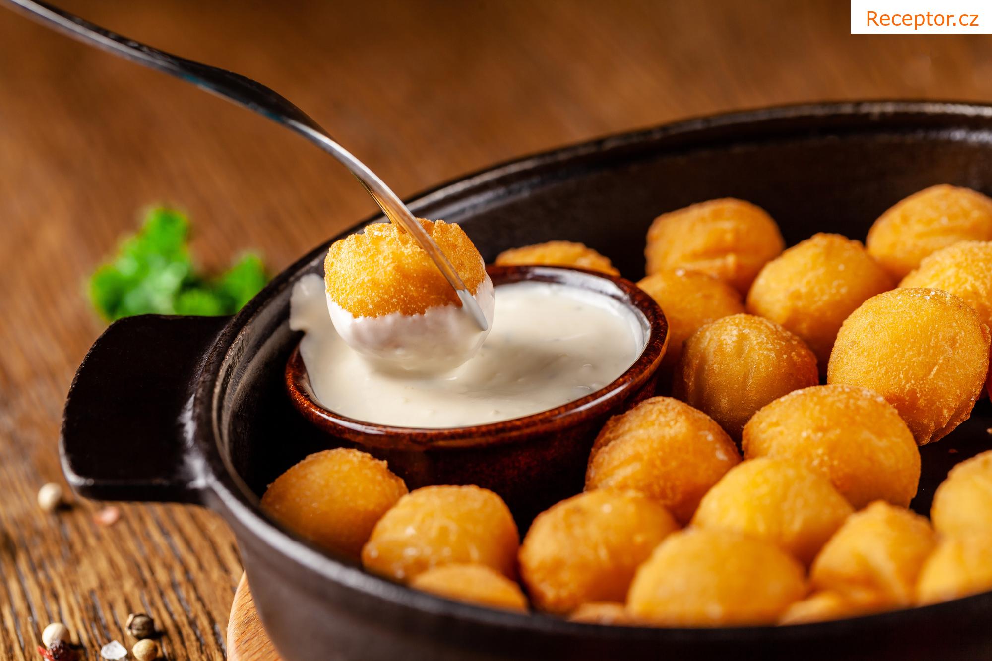 Krokety z bramborové kaše se smaženou cibulí a sýrem