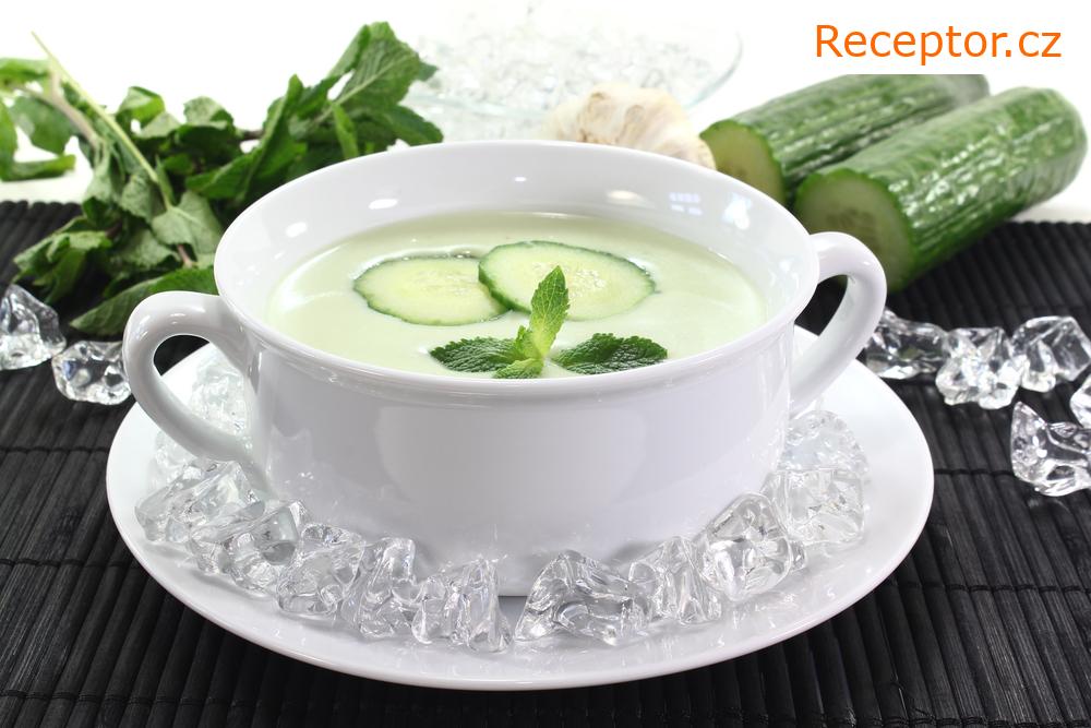 Letní, osvěžující okurkové gazpacho