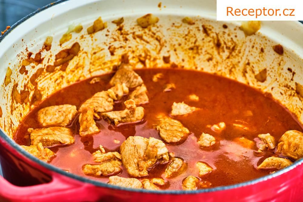 Maďarský kuřecí perkelt