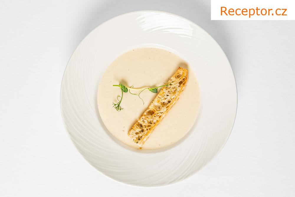 Pastinákový krém s česnekem a pastinákovými chipsy