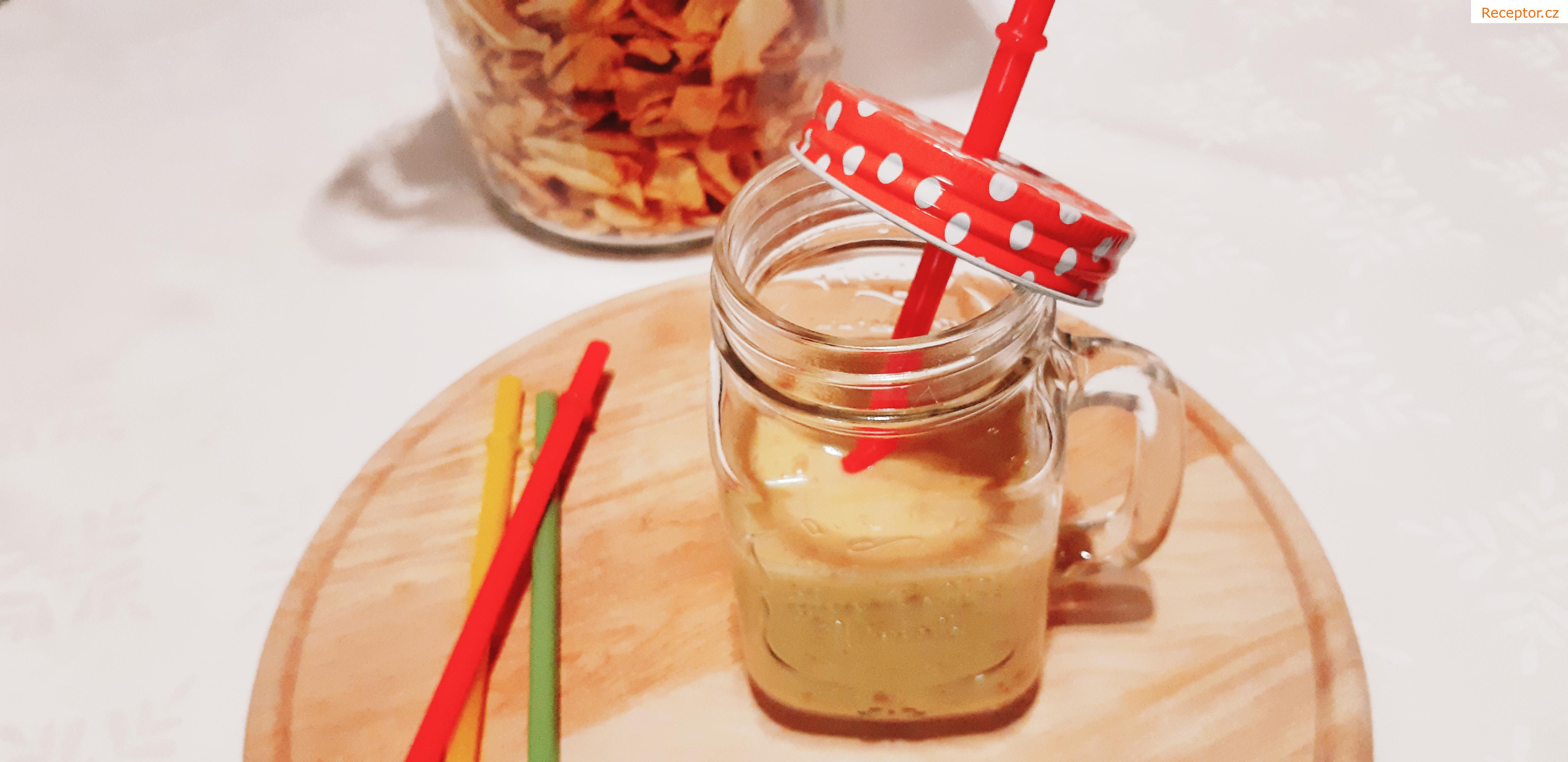 Pomerančové smoothie s goji a datlemi