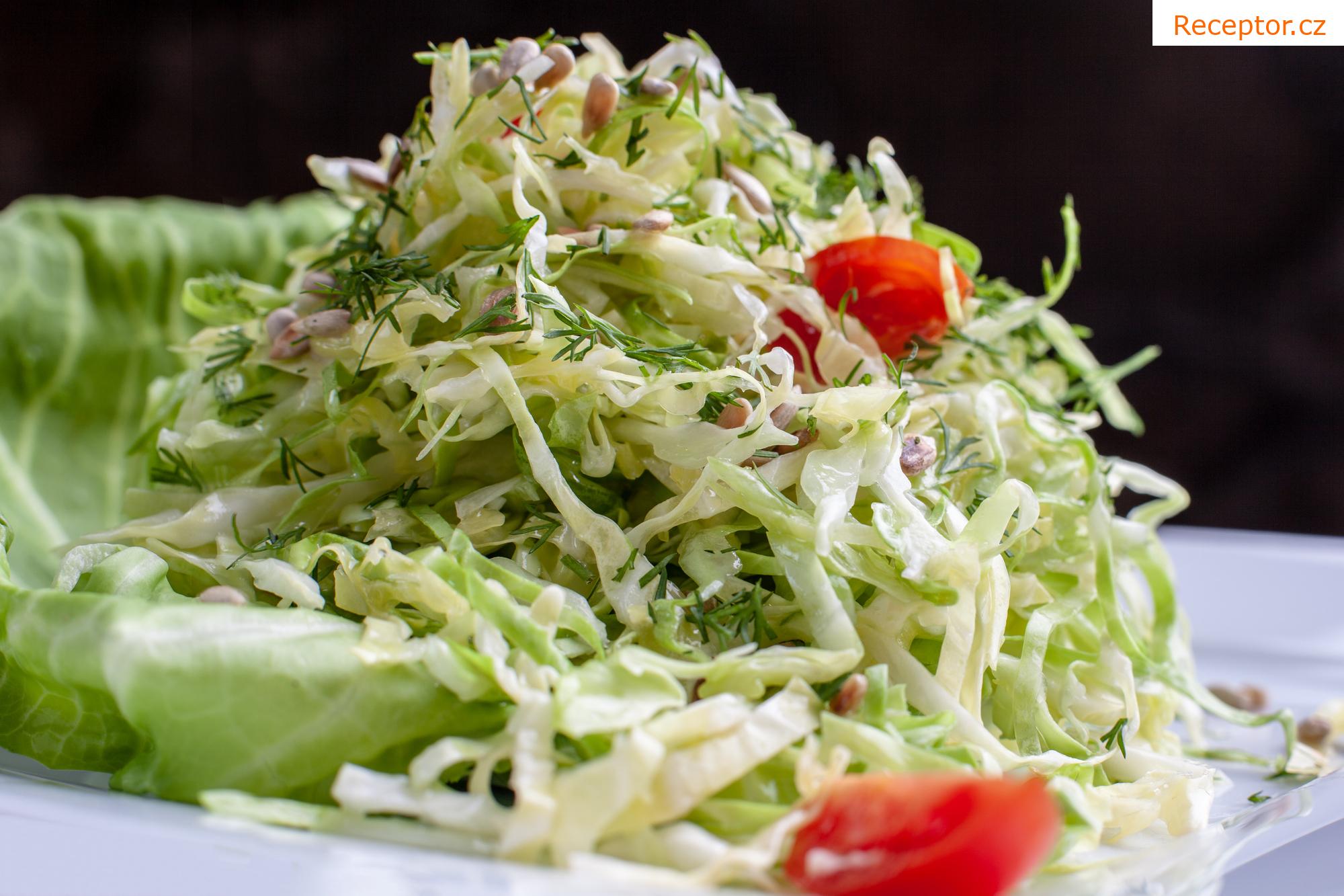 Šopský salát se zeleným dresingem