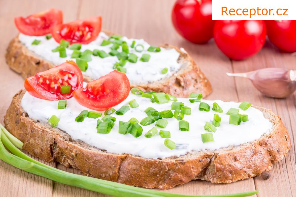 Vaječná pomazánka se sýrem a česnekem